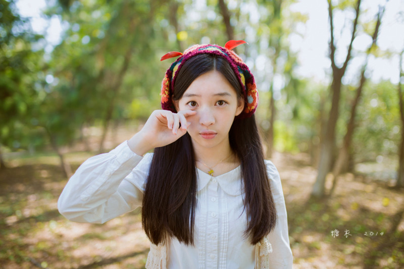 碎花裙美女森林捡松果  第1张