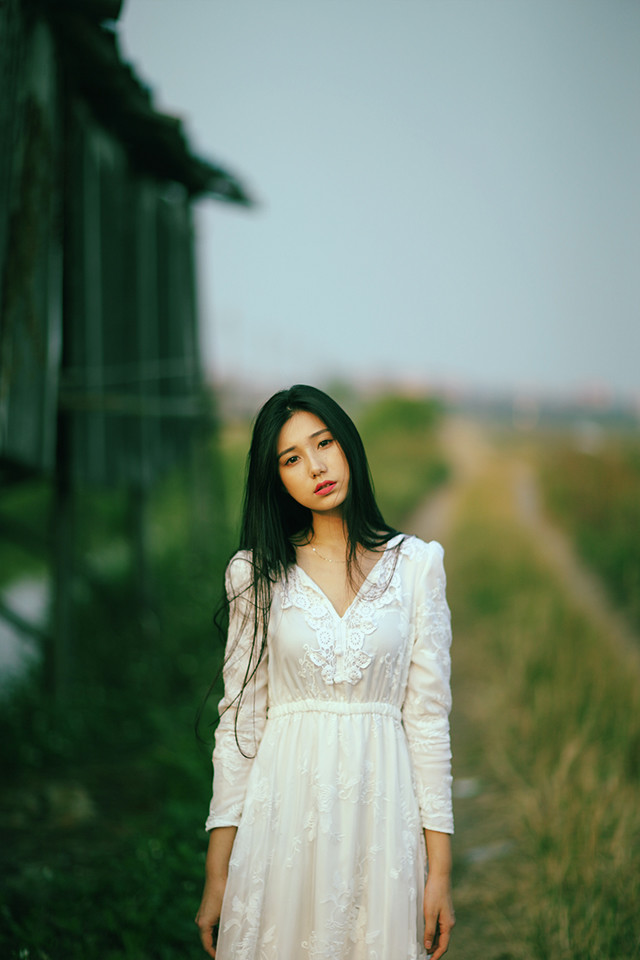 长裙女子户外思绪  第16张