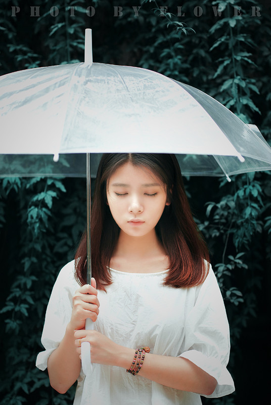伞下女子的唯美清纯写真图  第7张