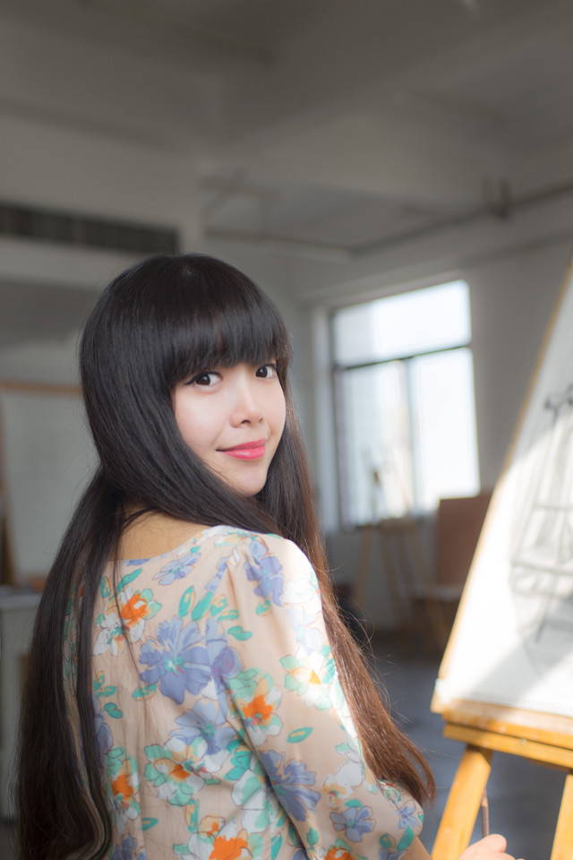 画室长发美女的清纯迷人照  第2张