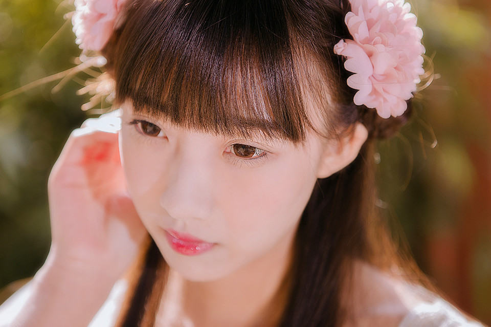 清纯女子户外迷人白裙  第3张