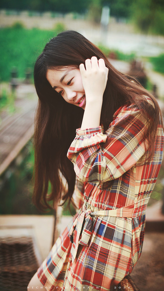 格子裙女子的户外绿野一片  第8张