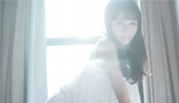 纯白少女的室内唯美图片  第8张