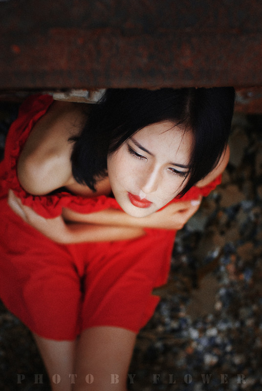 短发女子随风飘逸的红裙  第2张