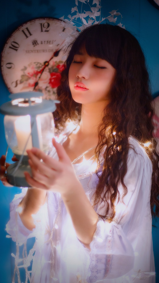 清纯美女卷发私房写真  第2张