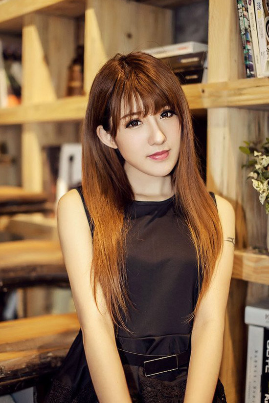 复古书店的清纯动人美女  第1张