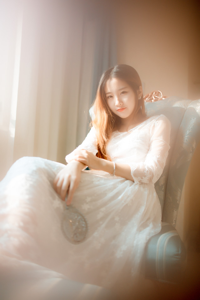 白裙少女私房清纯迷人图  第1张